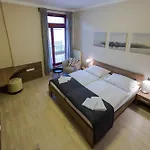 Resident בית הארחה 3*